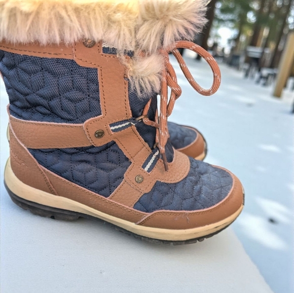 BearPaw Women's Boots with Cream Faux Fur Size 7 (EUC) - Picture 4 of 14